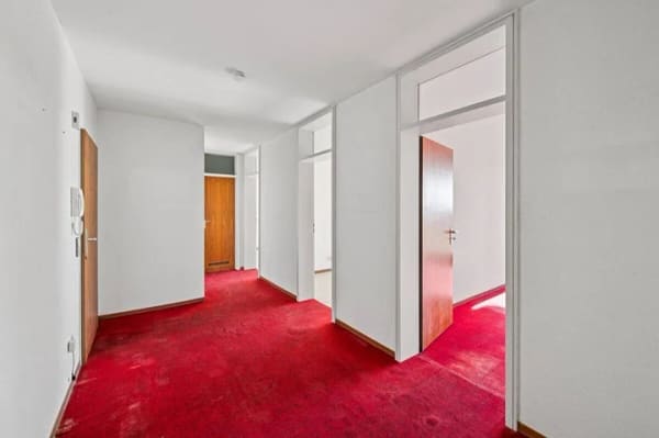 Immobilie in Wiesloch - Großzügige 4-Zimmer-Wohnung mit zwei Loggien, Aufzug und Stellplatz zur Modernisierung - Bild 1