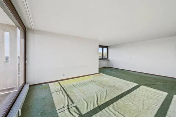 Immobilie in Wiesloch - Großzügige 4-Zimmer-Wohnung mit zwei Loggien, Aufzug und Stellplatz zur Modernisierung - Bild 2
