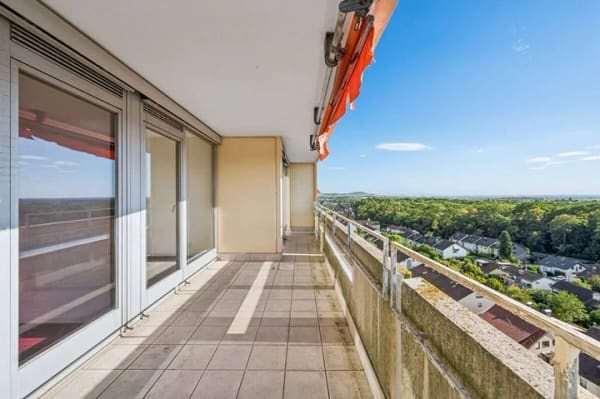 Immobilie in Wiesloch - Großzügige 4-Zimmer-Wohnung mit zwei Loggien, Aufzug und Stellplatz zur Modernisierung - Bild 4