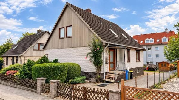 Immobilie in Sarstedt - Für Macher: Freistehendes Einfamilienhaus mit Einliegerwohnung – zentral in Sarstedt - Bild 0