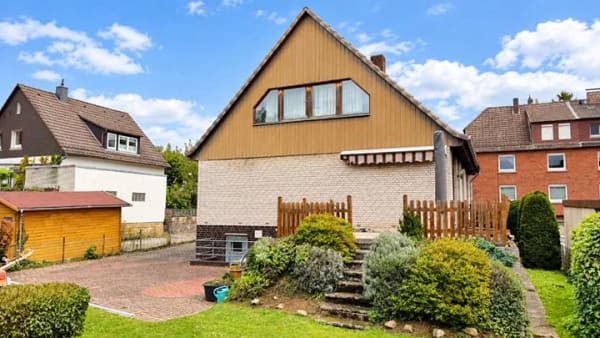 Immobilie in Sarstedt - Für Macher: Freistehendes Einfamilienhaus mit Einliegerwohnung – zentral in Sarstedt - Bild 1