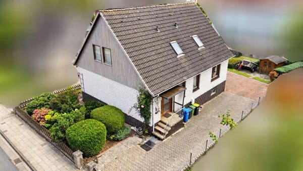 Immobilie in Sarstedt - Für Macher: Freistehendes Einfamilienhaus mit Einliegerwohnung – zentral in Sarstedt - Bild 2