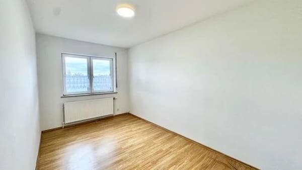 Immobilie in Hirschaid - Provisionsfrei: Zweifamilienhaus in familienfreundlicher Lage von Sassanfahrt - Bild 4