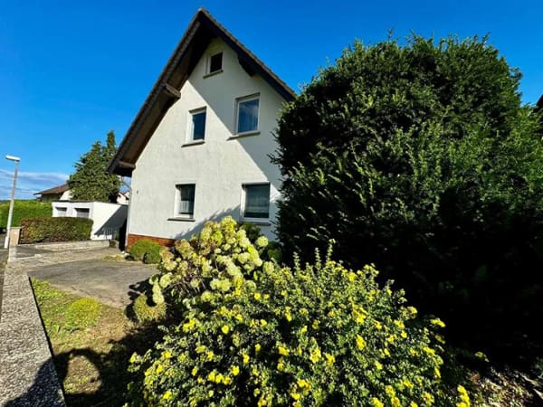 Immobilie in Bad Hersfeld - Großzügiges Wohnhaus mit zwei Wohneinheiten, drei Balkonen und idyllischem Garten - Bild 0