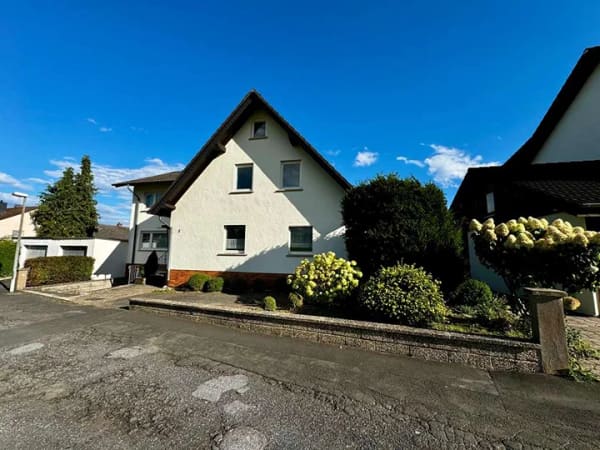 Immobilie in Bad Hersfeld - Großzügiges Wohnhaus mit zwei Wohneinheiten, drei Balkonen und idyllischem Garten - Bild 1