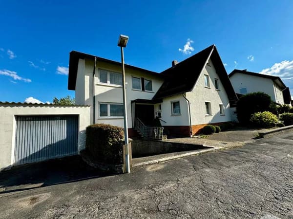 Immobilie in Bad Hersfeld - Großzügiges Wohnhaus mit zwei Wohneinheiten, drei Balkonen und idyllischem Garten - Bild 2
