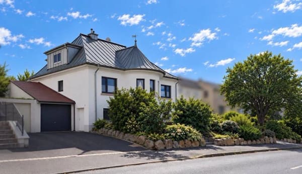Immobilie in Großenlüder - Charaktervolles Einfamilienhaus mit außergewöhnlicher Architektur auf traumhaftem Grundstück - Bild 0