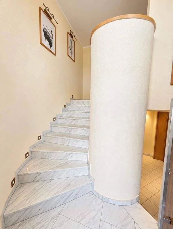 Immobilie in Großenlüder - Charaktervolles Einfamilienhaus mit außergewöhnlicher Architektur auf traumhaftem Grundstück - Bild 3