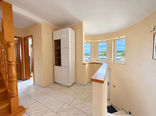 Immobilie in Großenlüder - Charaktervolles Einfamilienhaus mit außergewöhnlicher Architektur auf traumhaftem Grundstück - Bild 4