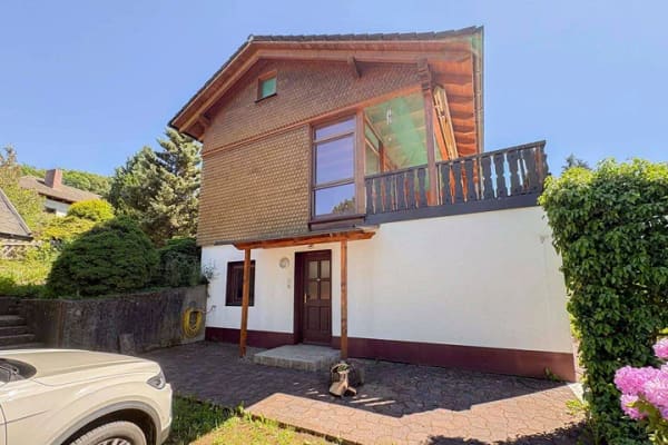 Immobilie in Bad Brückenau - Großzügiges Wohnhaus mit separatem Wohnbereich und sonnigem Balkon - Bild 0