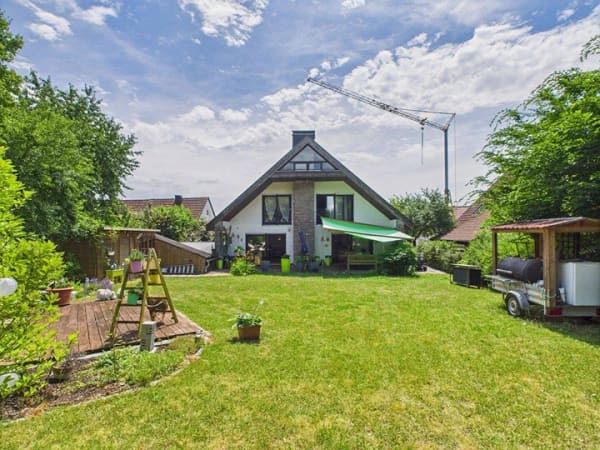 Immobilie in Stadtlauringen - Familiendomizil mit wunderschönem, ruhigem Gartengrundstück und mit vermietbarer Einliegerwohnung - Bild 1