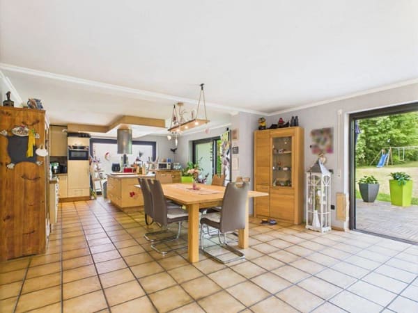 Immobilie in Stadtlauringen - Familiendomizil mit wunderschönem, ruhigem Gartengrundstück und mit vermietbarer Einliegerwohnung - Bild 2
