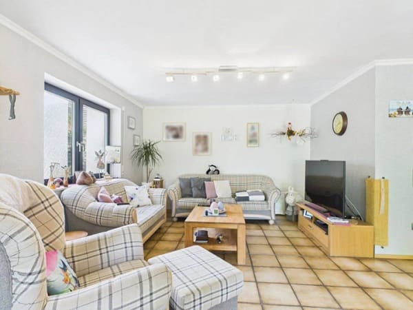 Immobilie in Stadtlauringen - Familiendomizil mit wunderschönem, ruhigem Gartengrundstück und mit vermietbarer Einliegerwohnung - Bild 4