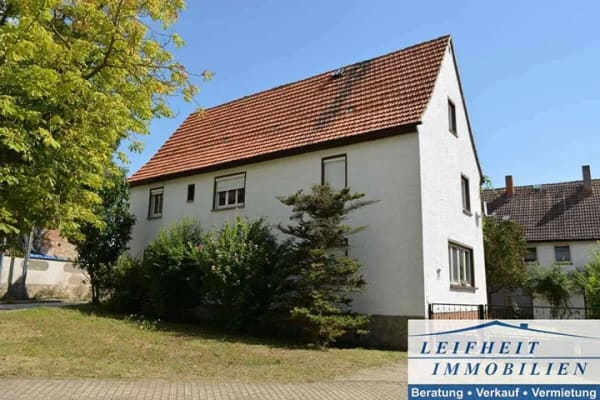 Immobilie in Allstedt - Ländliches Wohnhaus mit Nebengelass, 3 Garagen, Hof und Garten - Bild 0