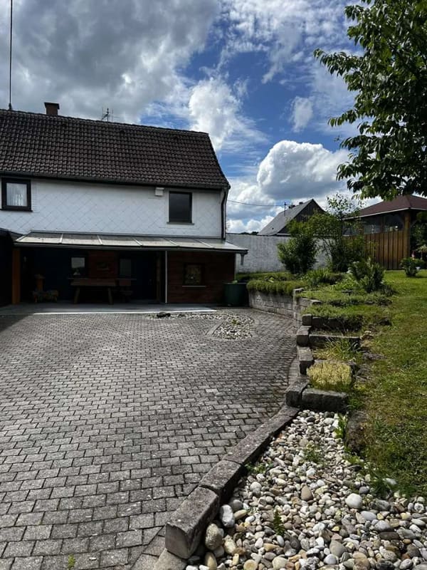 Immobilie in Schotten - Sofort bezugsfrei! Gepflegtes Einfamilienhaus mit viel Platz und Nebengebäuden - Bild 1