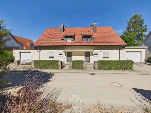 Immobilie in Maßbach - Zwei Doppelhaushälften mit großem Grundstück, 2 Garagen und zusätzlichem Ausbaupotenzial - Bild 0
