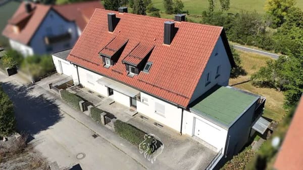 Immobilie in Maßbach - Zwei Doppelhaushälften mit großem Grundstück, 2 Garagen und zusätzlichem Ausbaupotenzial - Bild 1