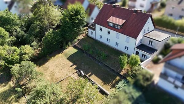 Immobilie in Maßbach - Zwei Doppelhaushälften mit großem Grundstück, 2 Garagen und zusätzlichem Ausbaupotenzial - Bild 2
