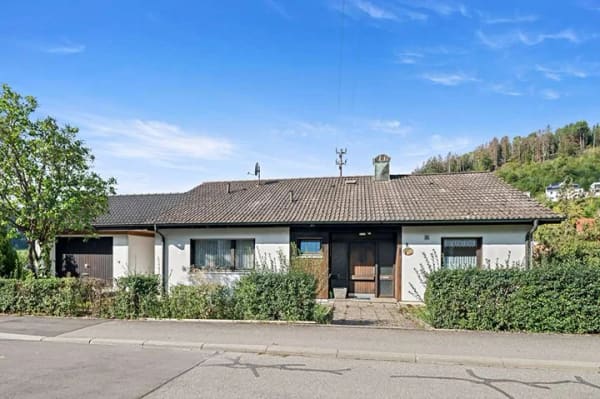 Immobilie in Meßstetten - Bungalowgefühl mit Einliegerwohnung und Naturblick - Bild 1