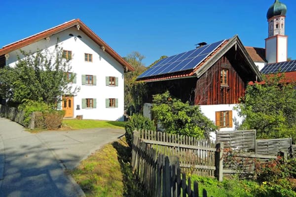 Immobilie in Uffing am Staffelsee - Historisches Bauernanwesen am Staffelsee – Haupthaus, Tenne & Ferienhaus direkt an der Ach - Bild 0