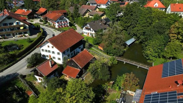 Immobilie in Uffing am Staffelsee - Historisches Bauernanwesen am Staffelsee – Haupthaus, Tenne & Ferienhaus direkt an der Ach - Bild 1