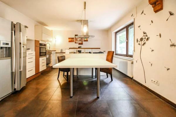 Immobilie in Nieheim - Großzügiges Einfamilienhaus mit Schwimmbad, Sauna, PV Anlage und erlaubter Pferdehaltung in Nieheim - Bild 2