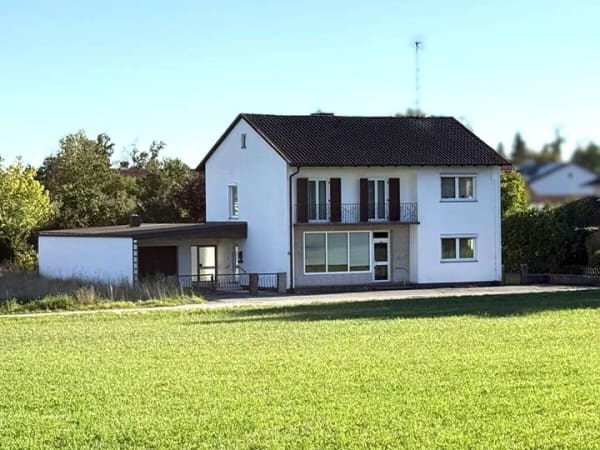 Immobilie in Haiming - Potenzielles Zweifamilienhaus im Grünen mit großem Garten, Garage & ehem. Friseursalon - Bild 1
