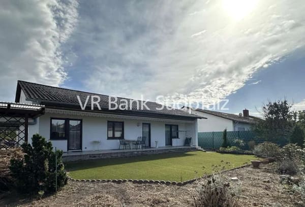 Immobilie in Rheinzabern - Geräumiger Bungalow in Rheinzabern mit großer Terrasse und Garten
 - Bild 0