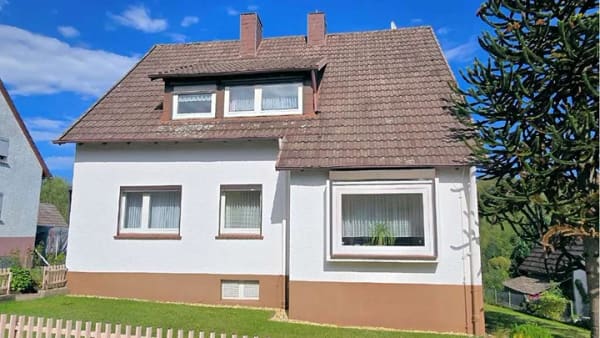 Immobilie in Lenne - Ein Zuhause mit Potenzial – freistehendes Wohnhaus mit Garten und Blick in den Solling - Bild 1