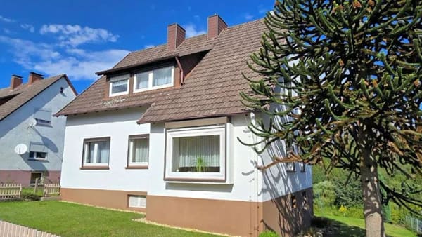 Immobilie in Lenne - Ein Zuhause mit Potenzial – freistehendes Wohnhaus mit Garten und Blick in den Solling - Bild 2