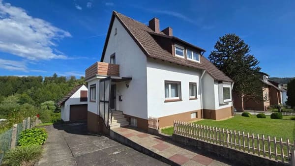 Immobilie in Lenne - Ein Zuhause mit Potenzial – freistehendes Wohnhaus mit Garten und Blick in den Solling - Bild 4