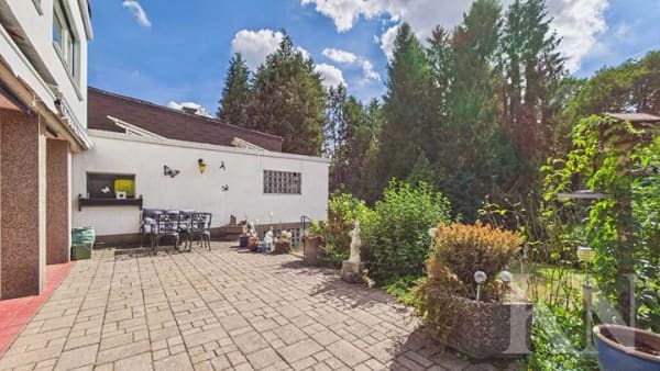 Immobilie in Riegelsberg - Wohnen am Waldrand – großzügiges Zweifamilienhaus in ruhiger Sackgassenlage - Bild 3