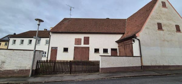 Immobilie in Veitsbronn - Charmantes Bauernhaus mit vielseitigem Potenzial, großzügigen Scheunen und Garagen - Bild 0