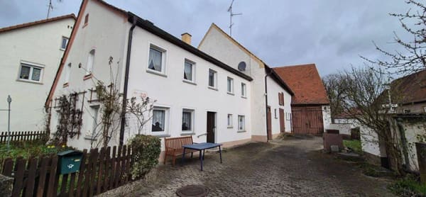 Immobilie in Veitsbronn - Charmantes Bauernhaus mit vielseitigem Potenzial, großzügigen Scheunen und Garagen - Bild 1