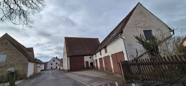 Immobilie in Veitsbronn - Charmantes Bauernhaus mit vielseitigem Potenzial, großzügigen Scheunen und Garagen - Bild 2