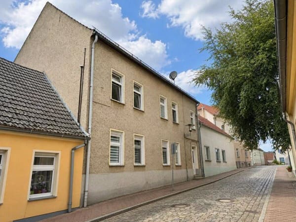 Immobilie in Penkun - HORN IMMOBILIEN ++ Zweifamilienhaus mit Garten im Zentrum von Penkun - Bild 1
