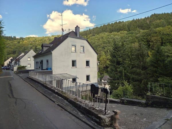 Immobilie in Malberg - Vielseitiges Zweifamilienhaus mit großzügigem Grundstück und flexiblen Nutzungsmöglichkeiten - Bild 1