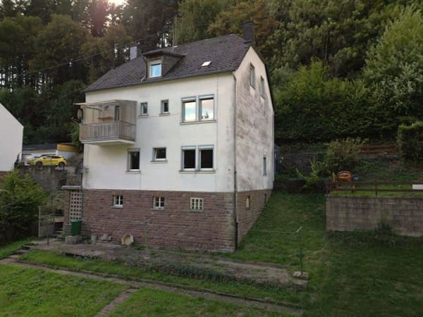Immobilie in Malberg - Vielseitiges Zweifamilienhaus mit großzügigem Grundstück und flexiblen Nutzungsmöglichkeiten - Bild 2