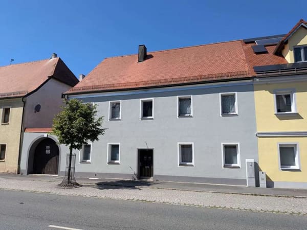 Immobilie in Schnaittenbach - Mehrfamilienhaus im Kern von Schnaittenbach mit Erweiterungs-Potential - Bild 1