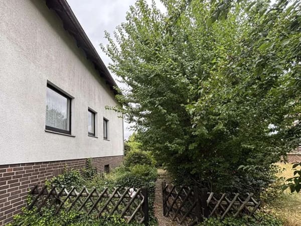 Immobilie in Uetze - Zweifamilien-DHH mit großem Grundstück in Uetze-Kernstadt - Bild 1