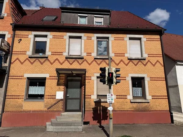 Immobilie in Mögglingen - Hochwertig modernisiertes Dreifamilienwohnhaus mit eigenen PKW-Stellplätzen im Herzen von Mögglingen - Bild 0