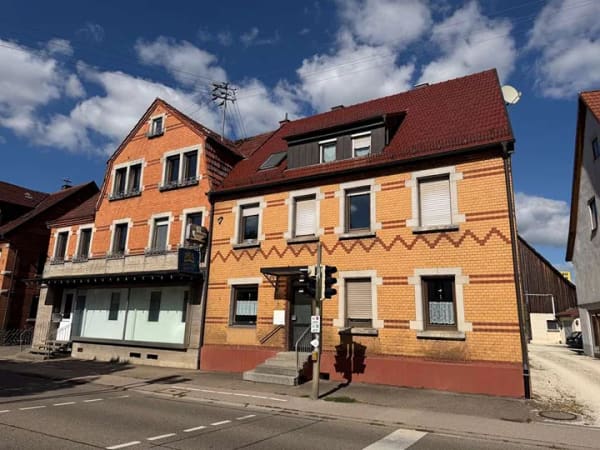 Immobilie in Mögglingen - Hochwertig modernisiertes Dreifamilienwohnhaus mit eigenen PKW-Stellplätzen im Herzen von Mögglingen - Bild 1