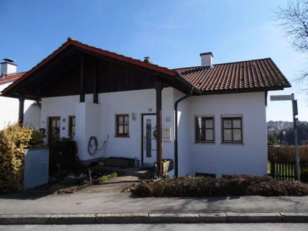 Immobilie in Salzweg - Hochwertig modernisiertes geräumiges Reihenendhaus, teilmöbliert - Bild 0