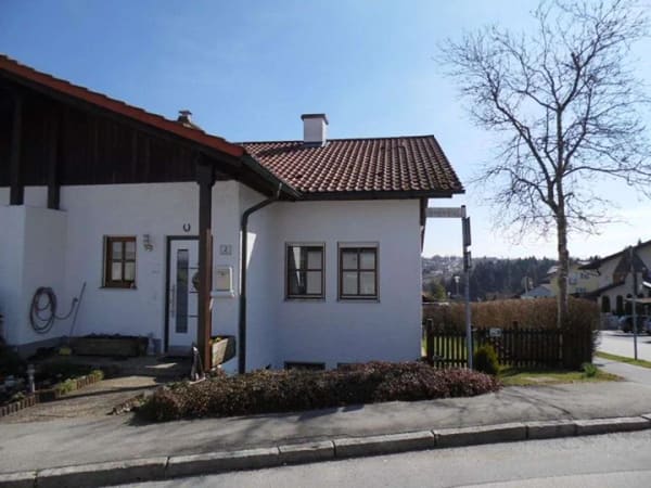 Immobilie in Salzweg - Hochwertig modernisiertes geräumiges Reihenendhaus, teilmöbliert - Bild 1