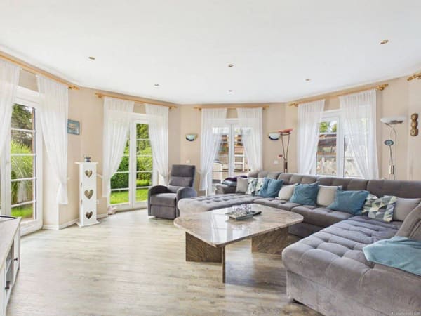 Immobilie in Hattstedt - Traumhaus mit Außenpool, 4 Garagen & 200m² Halle- Gewerbe erforderlich. - Bild 1