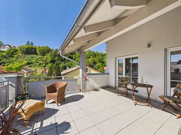 Immobilie in Altenmarkt an der Alz - Außergewöhnliche Dachgeschoss-/Penthouse-Wohnung mit großer Dachterrasse und Alpenblick - Bild 0
