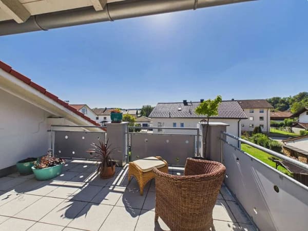 Immobilie in Altenmarkt an der Alz - Außergewöhnliche Dachgeschoss-/Penthouse-Wohnung mit großer Dachterrasse und Alpenblick - Bild 1