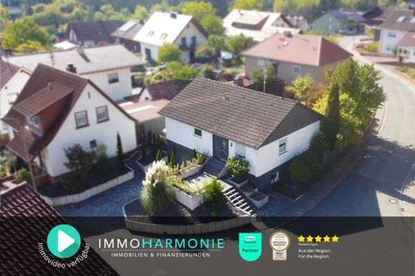 Immobilie in Lug - Wohnen mit Weitblick: Freistehender Bungalow mit Garten, Terrasse & Garage in Lug - Bild 0