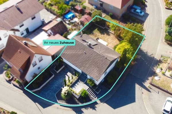 Immobilie in Lug - Wohnen mit Weitblick: Freistehender Bungalow mit Garten, Terrasse & Garage in Lug - Bild 1