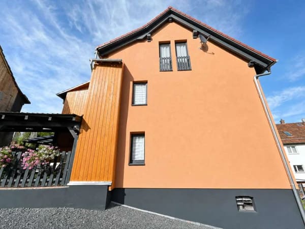 Immobilie in Sinntal - Kernsanierte Doppelhaushälfte, Einfamilienhaus mit großem Garten, zwei Garagen und Nebengebäude - Bild 1